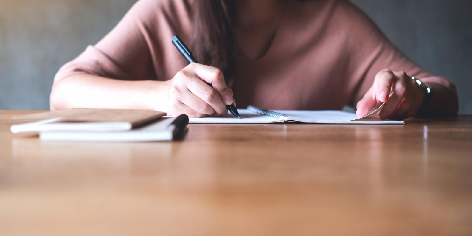 Instruktor prowadzący sesję online z grupą uczestników